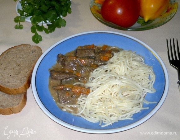 Тушеная куриная печень в сметане с овощами – пошаговый рецепт приготовления с фото