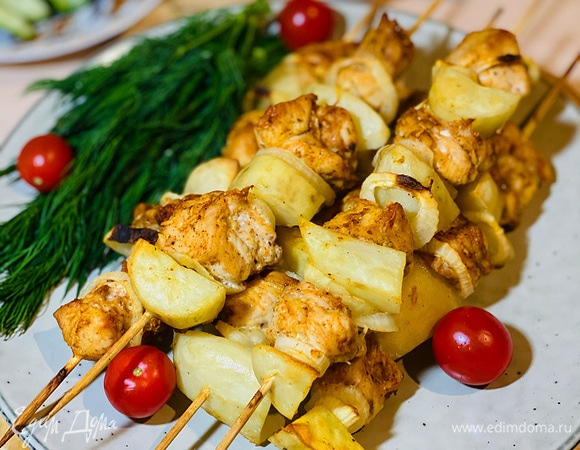 Шашлык из курицы в духовке на шпажках – рецепт с картошкой и овощами