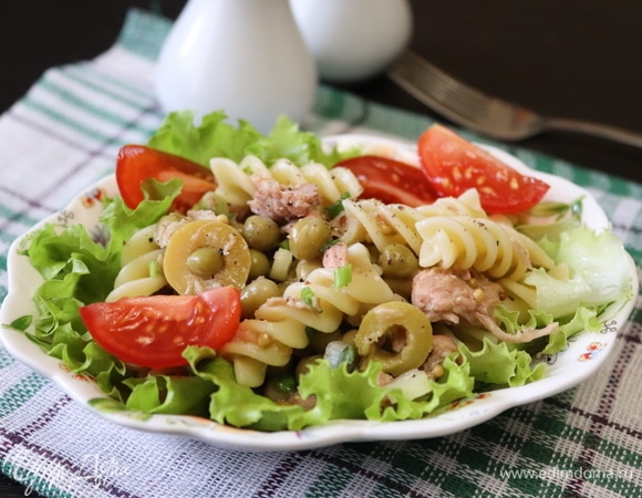 Средиземноморский салат с макаронами, тунцом и помидорами