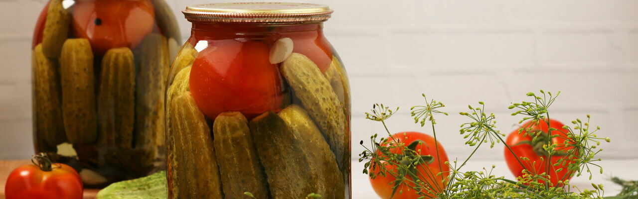 3 рецепта ассорти из огурцов и помидоров в банках на зиму