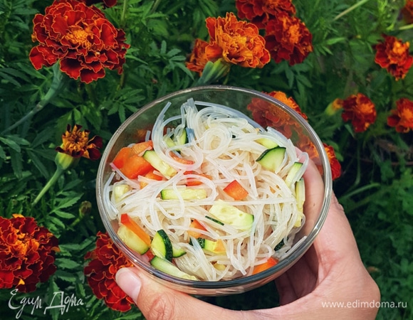 Салат с фунчозой и курицей: простой пошаговый рецепт