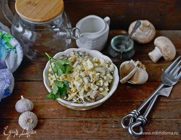 Зеленый салат с шампиньонами, сыром и апельсиновой заправкой