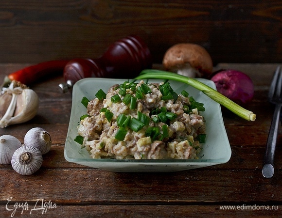 Салат с куриной печенью, соленьями, морковью и жареным луком