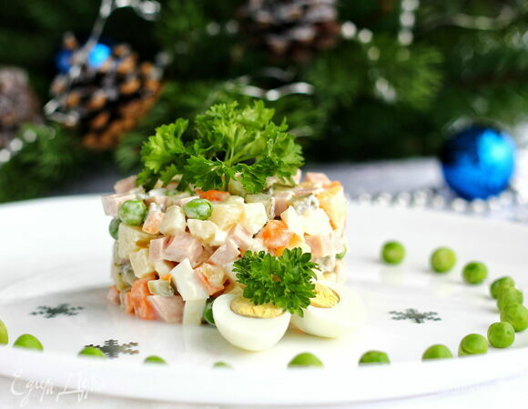 Салат с яйцом, горошком и зелёным луком: рецепт — Лайфхакер