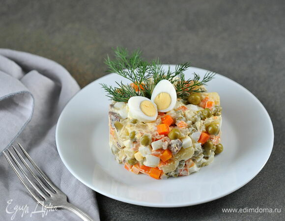 Королевский оливье с курицей и креветками