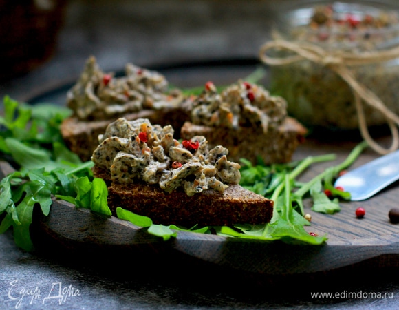 Салат с копчёной колбасой и фасолью