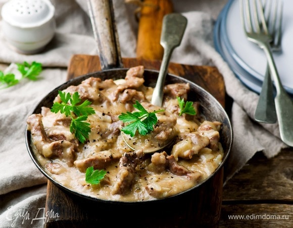 Салат с куриной печенью, морковью и соленым огурцом