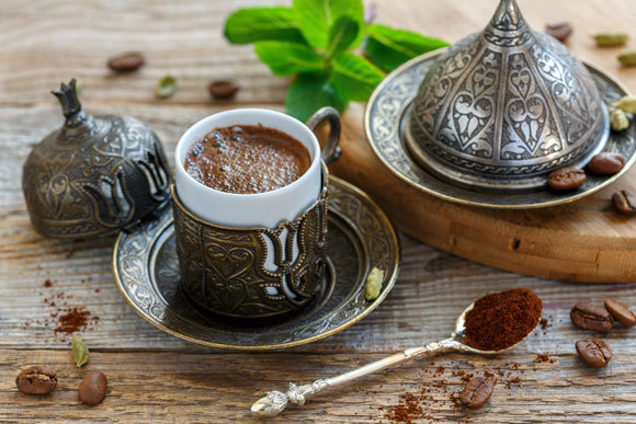 Холодный турецкий кофе с молоком и кардамоном