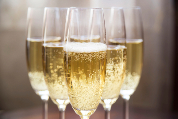 Игристые вина: выбираем альтернативу шампанскому