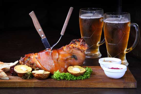 Свиная рулька в медово-горчичном соусе – быстрый способ приготовить свинину к столу.